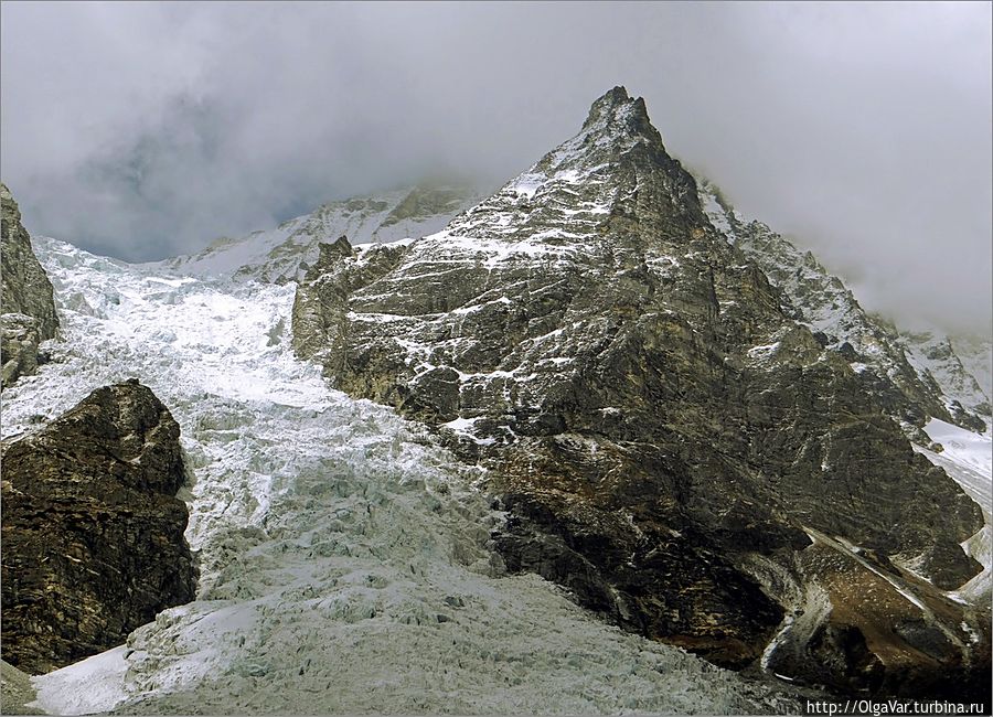 С погодой нам в общем-то повезло...И хотя над долиной постоянно проносились облака, оставляя тень на скалах и леднике, видно было всё до мельчайших деталей... Лангтанг, Непал