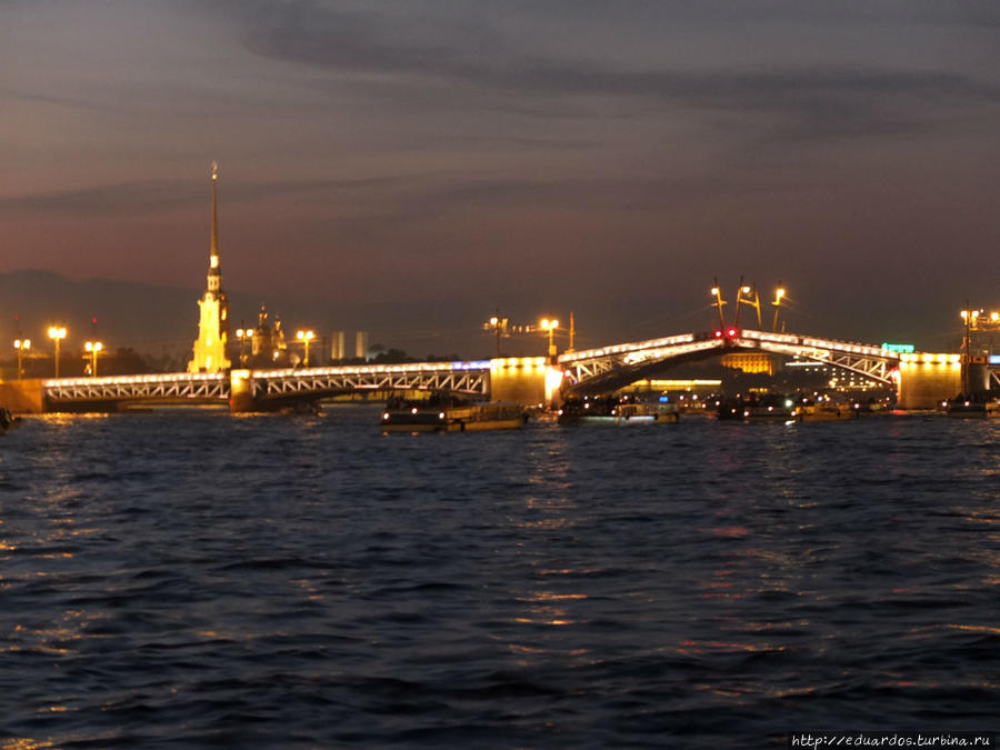А вот и Дворцовый поднимается Санкт-Петербург, Россия