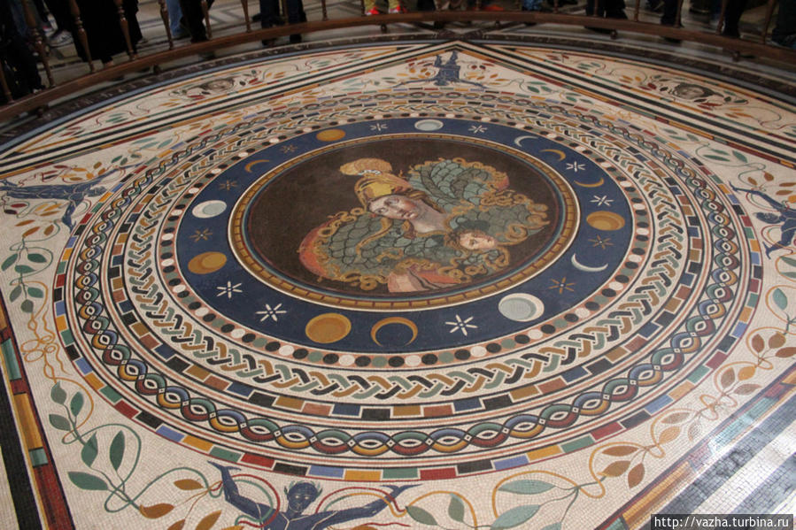 Афина в эгиде,римская мозаика окруженная рамкой 18 века. Ватикан (столица), Ватикан