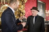 Фото из интернета. Бывший владелец передает ключи от замка новому владельцу.