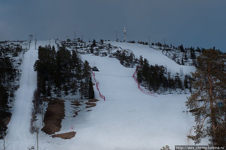 слева подъемник и что хорошо, на лыжах от дома и к дому.