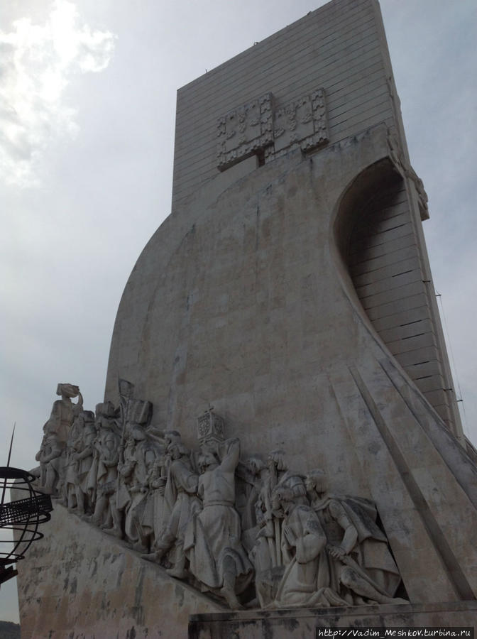 Памятник первооткрывателям, открыт в 1940 году к открытию Всемирной выставки в Португалии. В 1941 году был разрушен циклоном и заново восстановлен. На памятнике имеются изображения Генриха Мореплавателя, Афонсу V, Васко да Гама, Педру Алвареша Кабрала, Фернана Магеллана. Лиссабон, Португалия