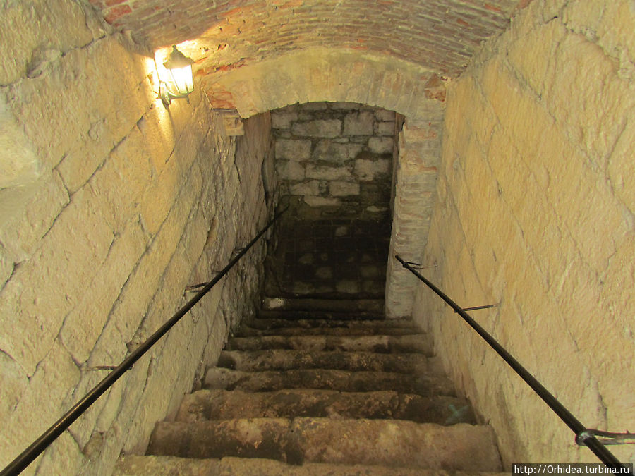 А нам по ступеням в подземелье Подгорцы (Бродовский район), Украина