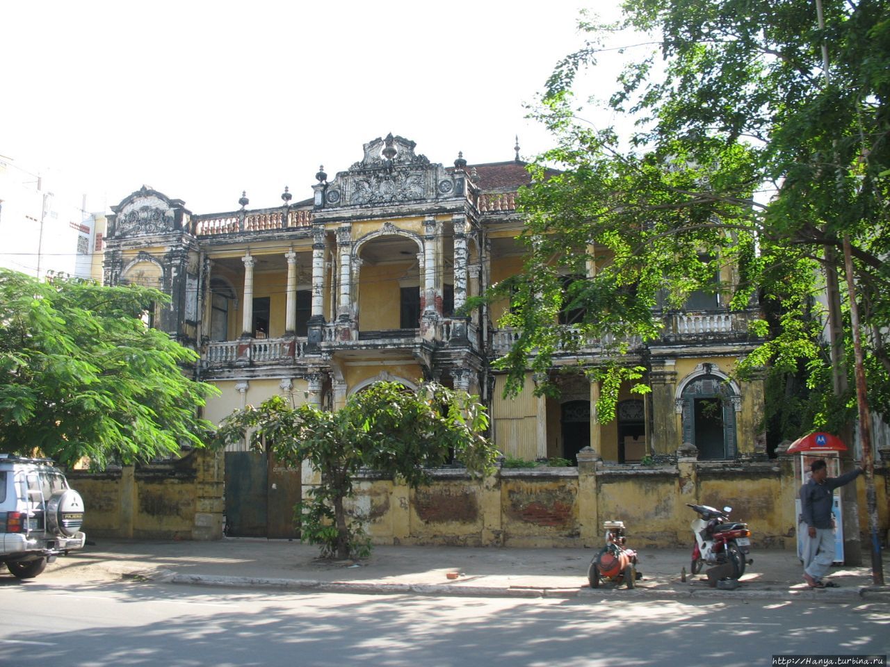 Пошарпанные здания французской архитектуры в Пномпене
