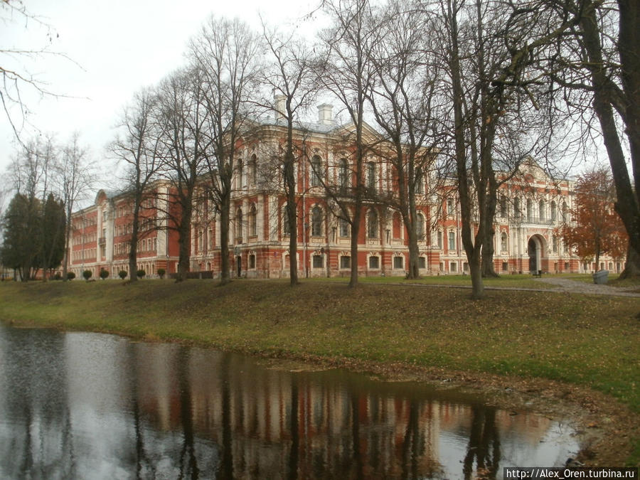 Герцог Курляндский Бирон вёл за счёт средств российской казны, к которым имел он неограниченный доступ, обширное строительство. В частности, он перестроил Митавский дворец своих предшественников. Елгава, Латвия