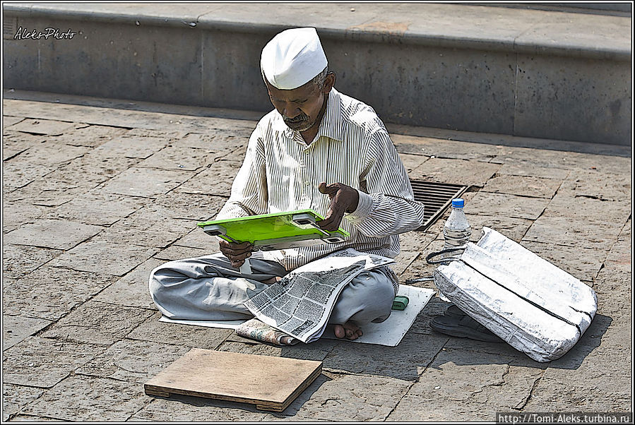 Каждый в Бомбее зарабатывает, как может...
* Мумбаи, Индия
