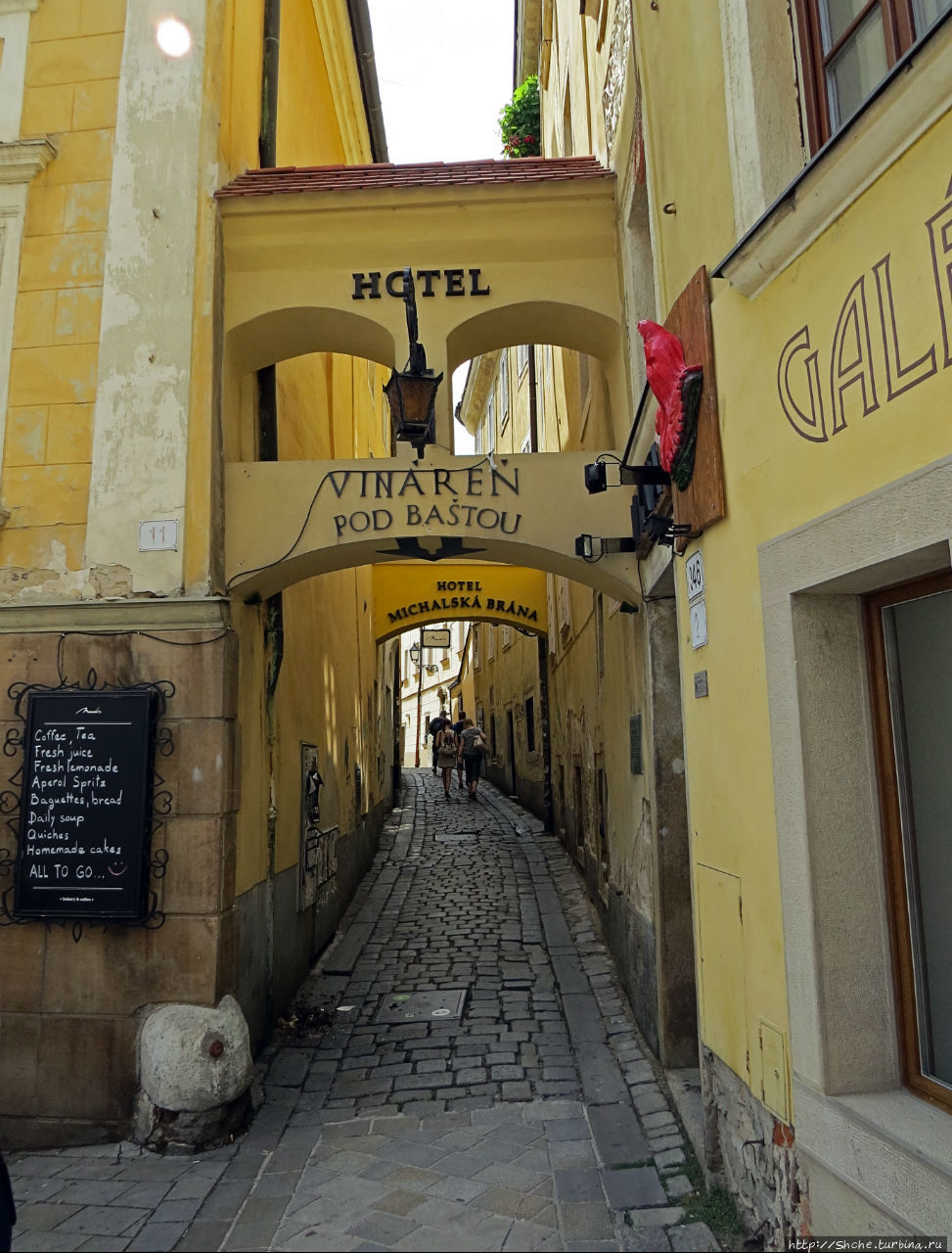 Братиславкие картинки: пешеходная зона старого города Братислава, Словакия