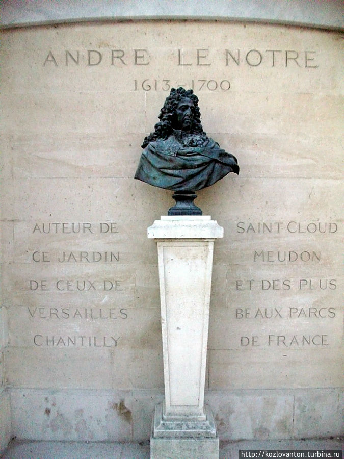 Бюст великого паркового архитектора Андре ле Нотра расположен слева от входа в парк со стороны площади Согласия. Париж, Франция