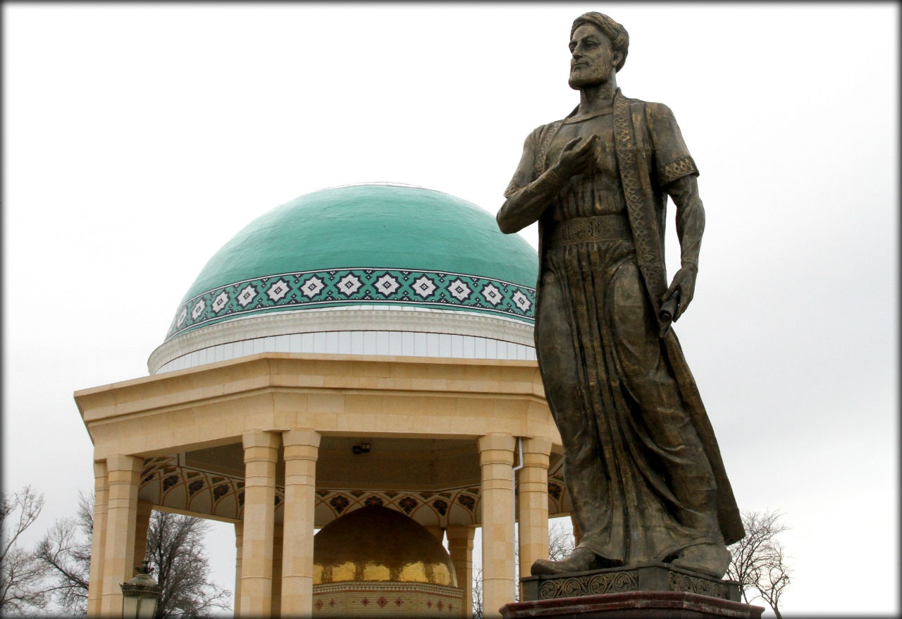 ТАДЖИКИСТАН, г. ХУДЖАНТ

Камол Худжанди (1321 — между [1401]) (литературный псевдоним Худжанди; настоящее имя Камол ад-дин ибн Масуд) — персидско-таджикский поэт, по преимуществу лирик; писал на фарси, дари.