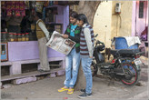 На удивление индийцы очень любят читать газеты. А ведь часть населения — совсем безграмотные. Такую картину вы можете увидеть на улицах любого города страны...