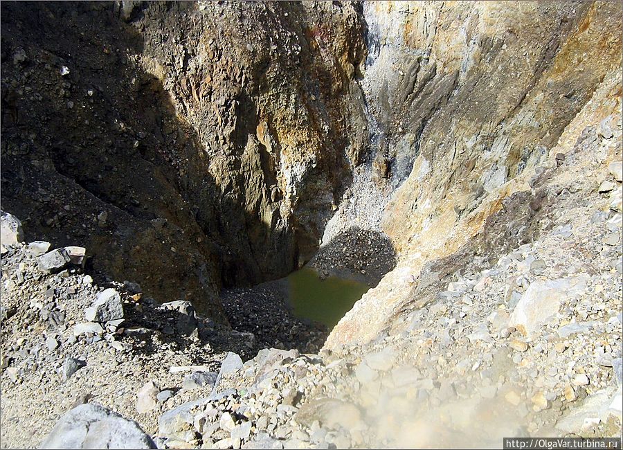 На глубине 50 метров находится маленькое озерцо, прикрывающее дно воронки. Но до него никто доходить не стал – опасно, там очень крутые, осыпающиеся  стенки