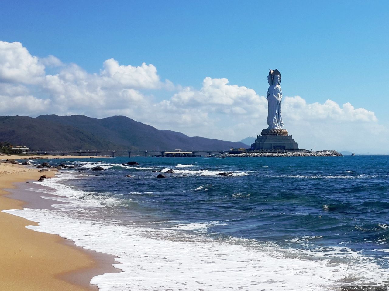 На море в сторону заходящих на посадку в аэропорт Саньи самолетов смотрит богиня с четками в руках, молящаяся за благополучие путников. Санья, Китай