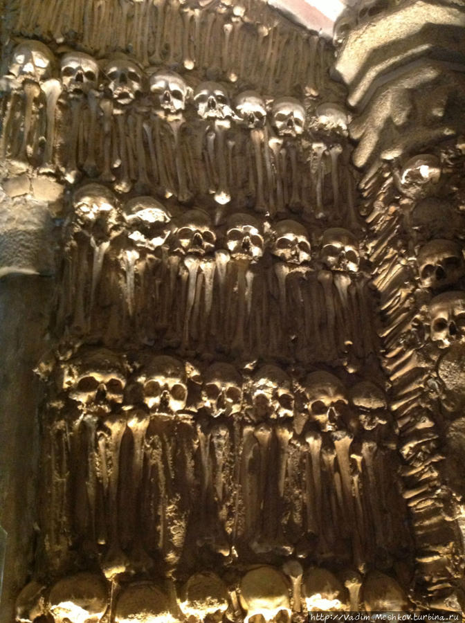 Часовня Святого Франциска в Эворе выложена человеческими костями. Эвора, Португалия