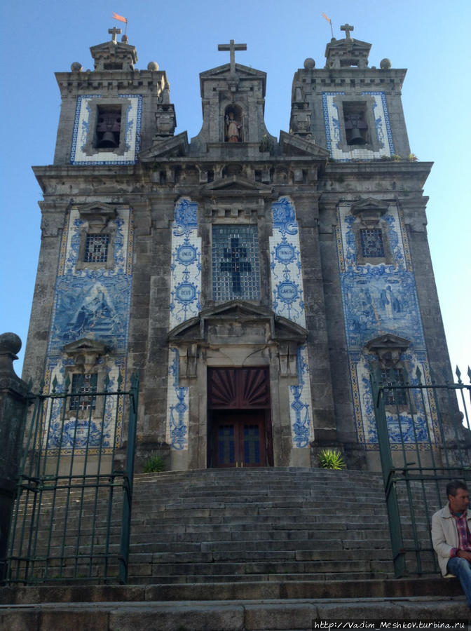 Фасад церкви Санту Илдефонсу. Порту, Португалия