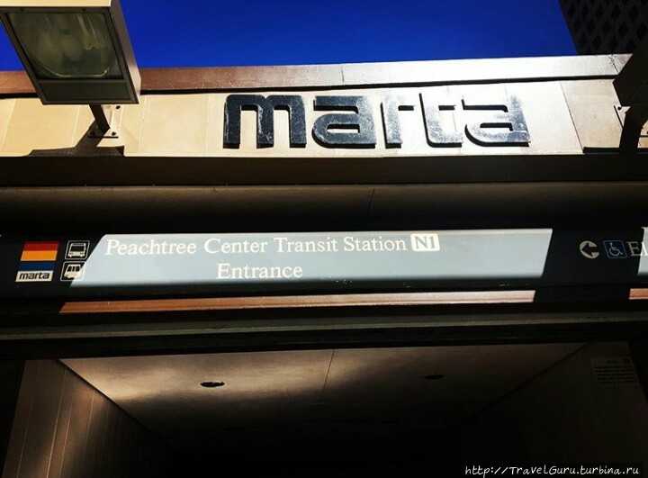 Вход на станцию метрополитена Атланты, управляемой компанией MARTA Атланта, CША