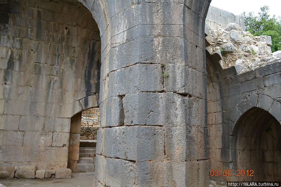 За пример для своей архитектуры мамелюки брали иродианское строительство на Храмовой горе, с которым были хорошо знакомы. Национальный парк крепость Нимрод, Израиль