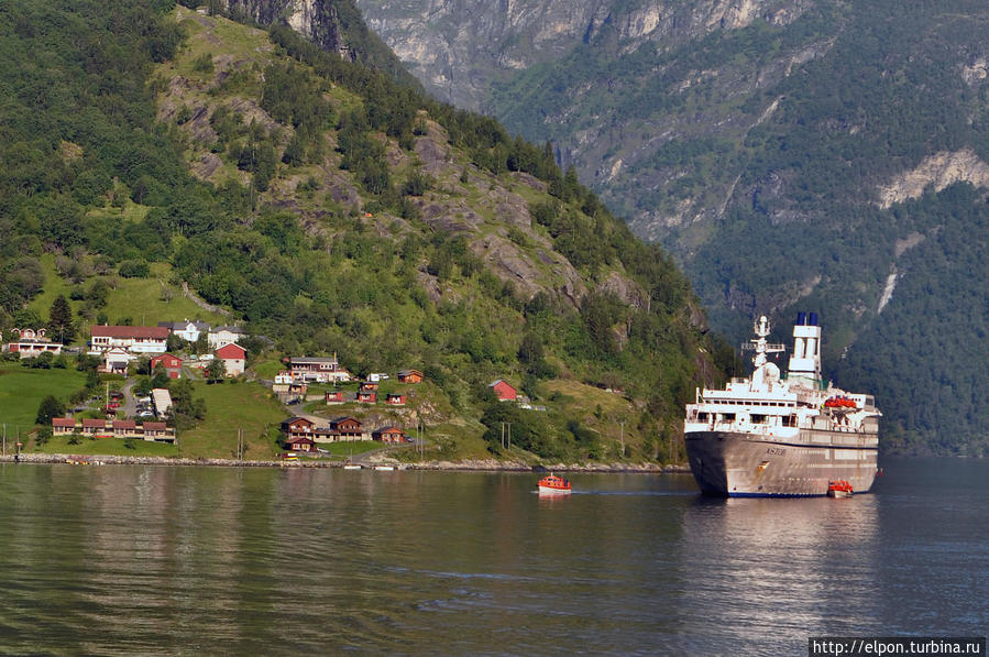 Домики тоже далеко не отходят – ближе к кораблям жмутся, мало ли что…, а тут какой-никакой железный заслон… Гейрангер - Гейрангерфьорд, Норвегия
