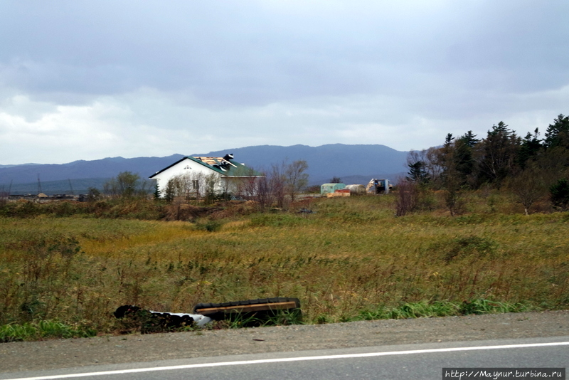 а  это дом, с крыши которого  ее сорвало  и унесло на несколько сот метров,  перебросив через дорогу. Южно-Сахалинск, Россия