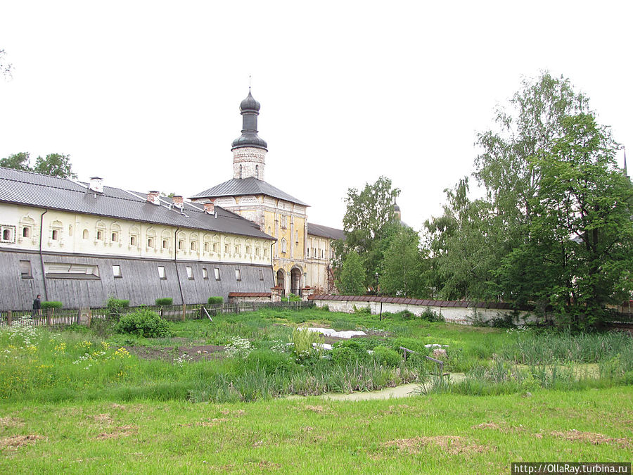 Святые ворота и монашеские кельи — вход на территорию Большого Успенского монастыря. Кириллов, Россия