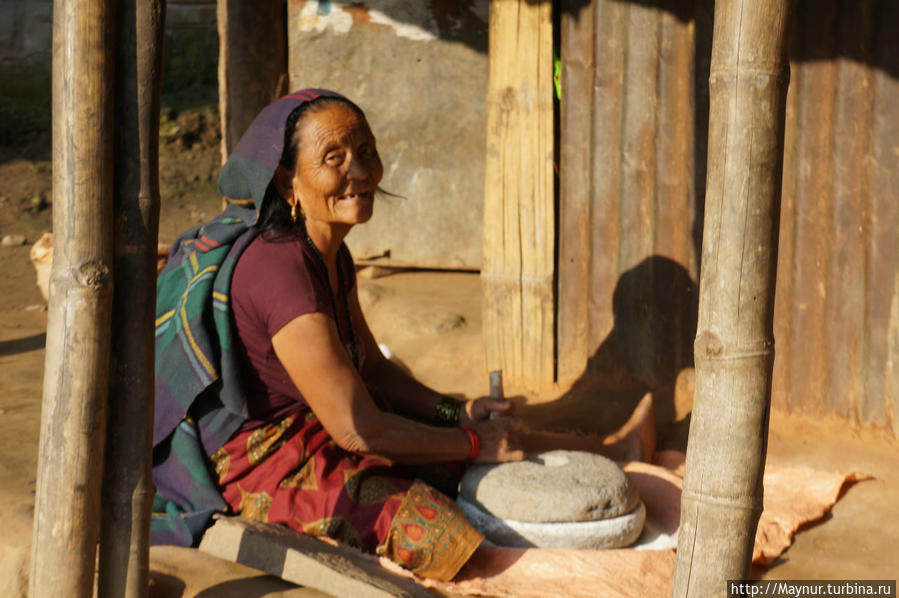 Селения   встречаются   очень   часто.  В  них   неспешно  течет   своя   жизнь.  И  практически   все —    как   много,  много   веков  назад. Покхара, Непал
