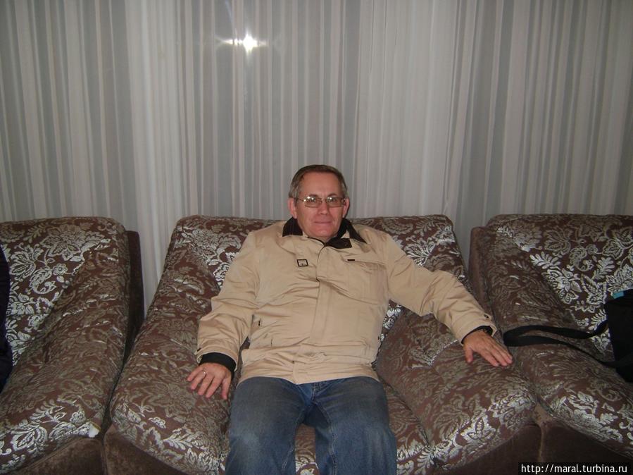 Релаксация на мягком диване в ожидании оформления на ресепшен Пинск, Беларусь