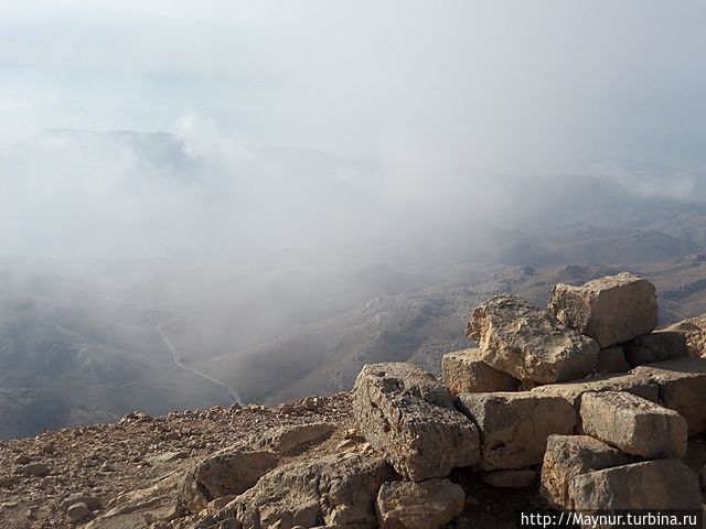 На вершине было холодно, дул сильный ветер, периодически набегал туман — мы замерзли. Газиантеп, Турция