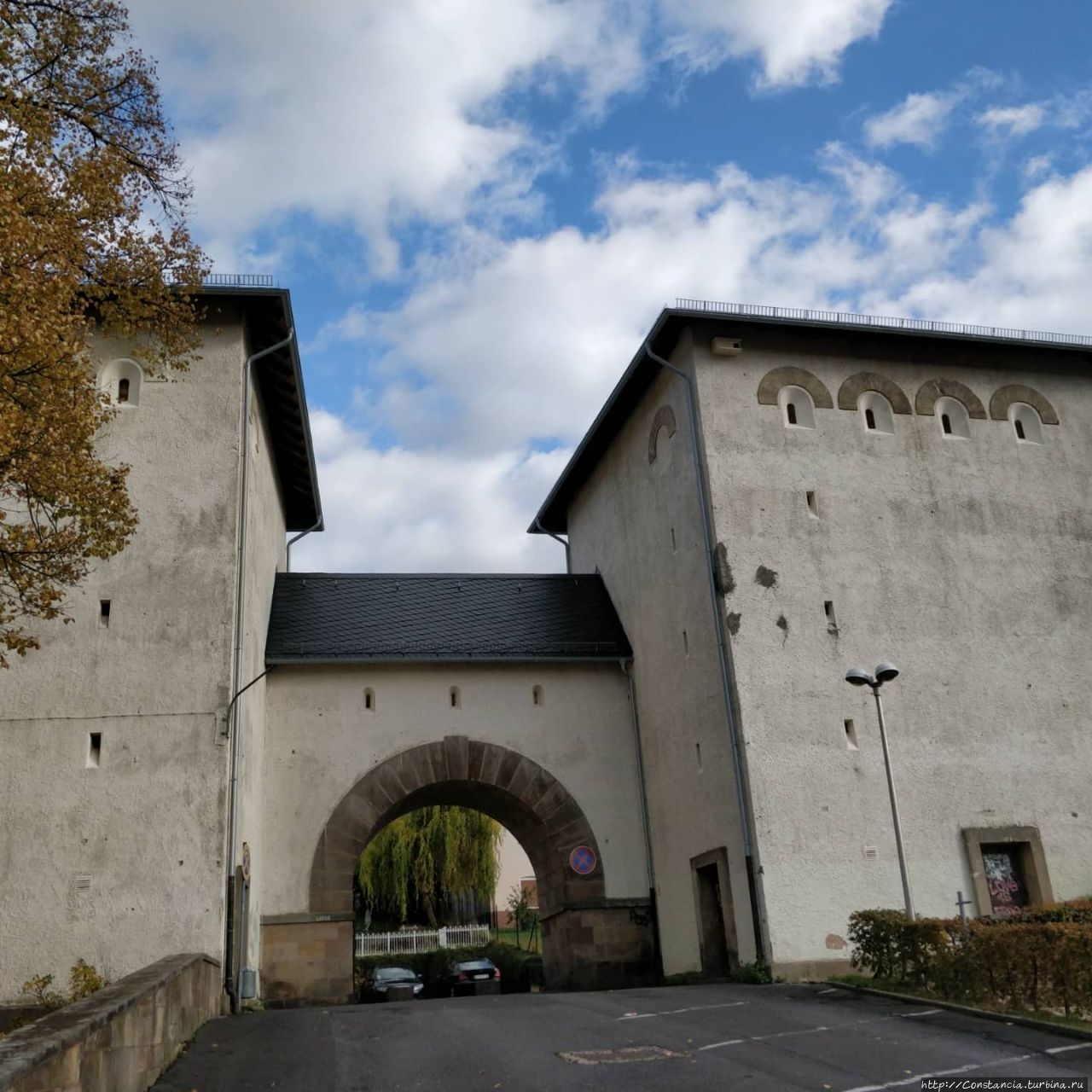 Бункер напоминает ворота средневекового города Бад-Вильдунген, Германия