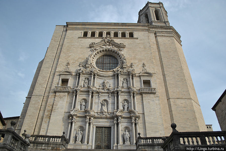 Кафедральный собор изначально романский с готическим нефом и барочным фасадом имеет один из самых широких нефов в Европе.