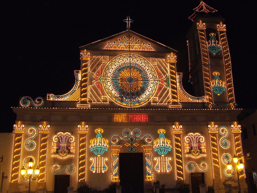 Главная церковь Чанчаны в праздничной иллюминации Чанчана, Италия