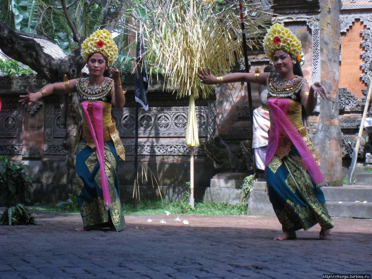Пластика танцев Батубулан, Индонезия