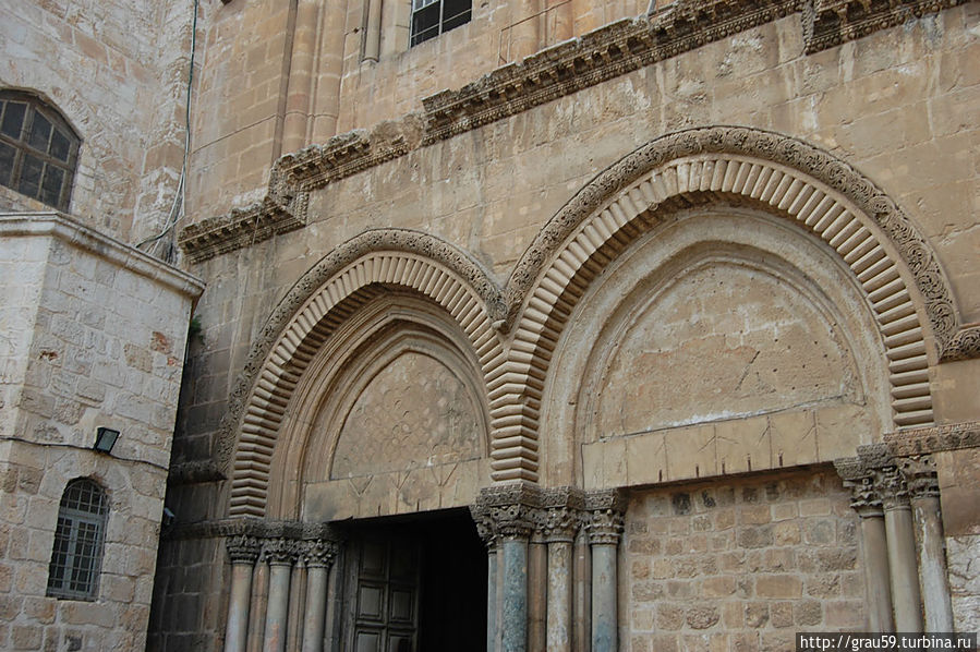 Слева от входа находится церковь Иерусалим, Израиль