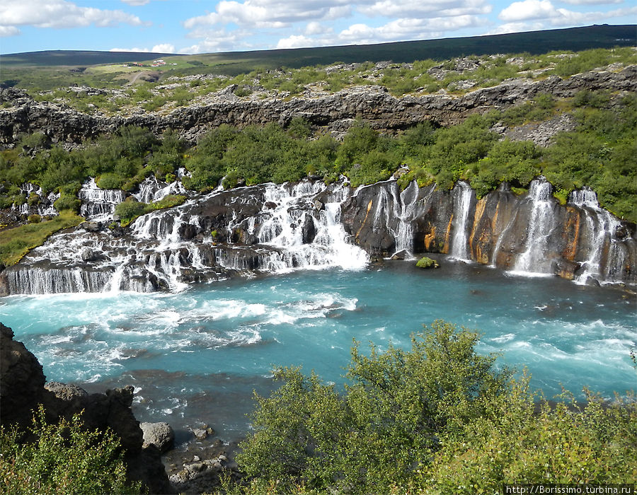 Этот водопад вытекает между слоями лавы, словно разрезая каменное плато. Исландия