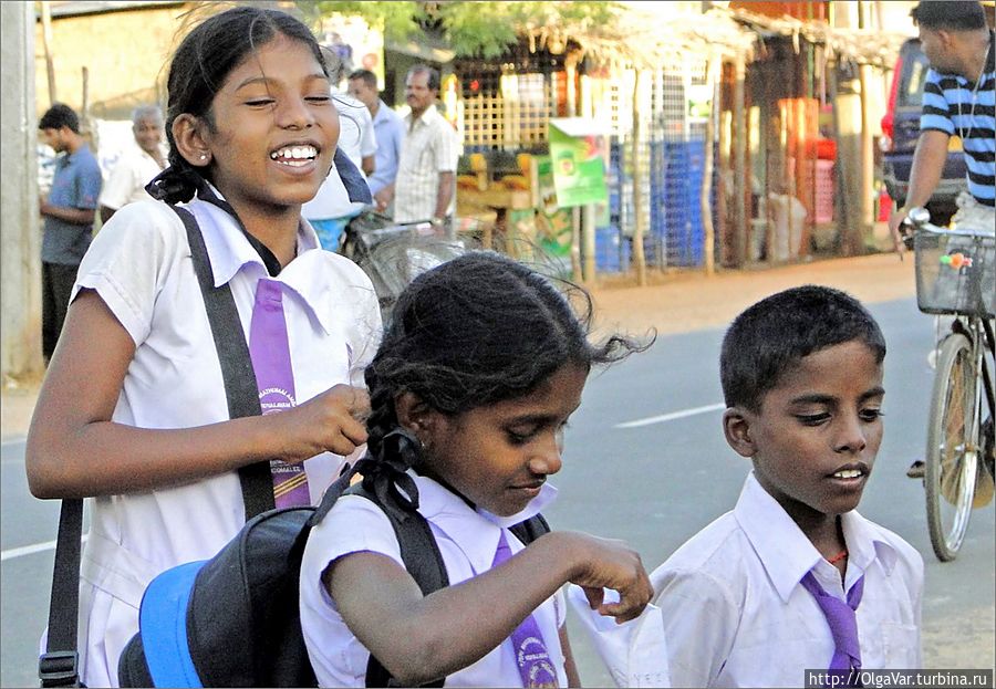 Вообще на детей Восточной провинции смотреть приятно: все ухоженные, веселые и жизнерадостные Восточная провинция, Шри-Ланка