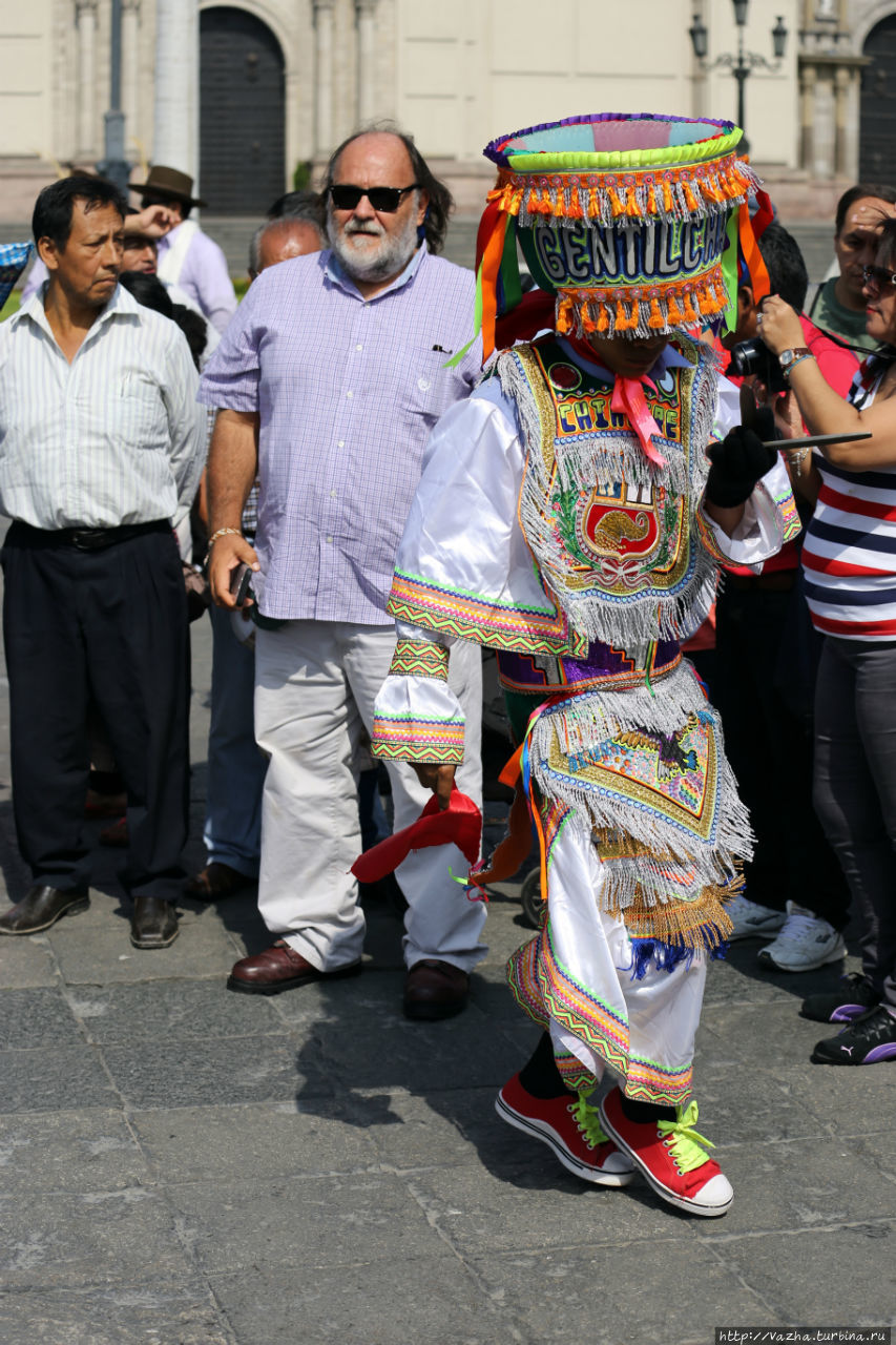 Люди возле кафедрального собора Лимы Лима, Перу