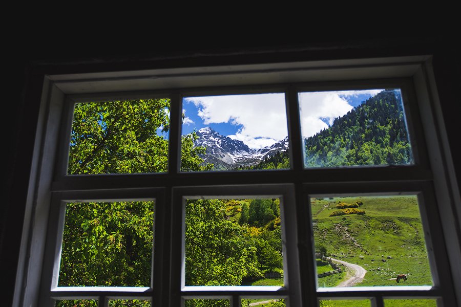 В этот день решили сделать небольшой перерыв и остановились в гостевом доме. С его окон открывался такой прекрасный вид на Тетнульди (4869 м.)