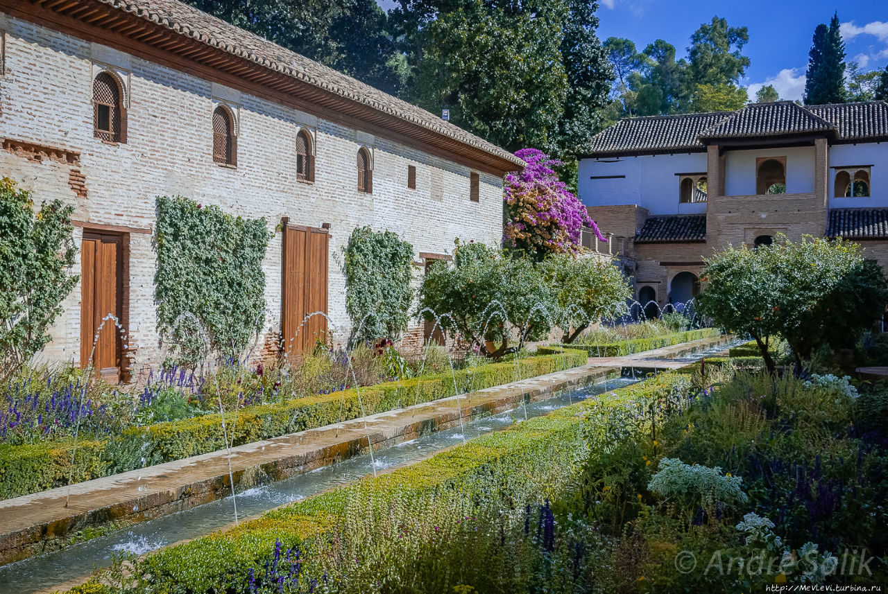 Патио-де-ла-Асекиа (Patio de la Acequia — «двор ручья») Альхамбра, Испания