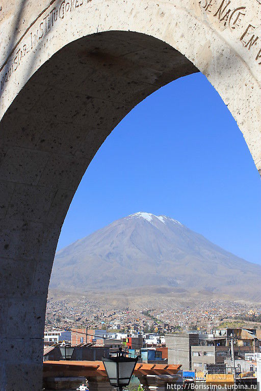 Белый город Арекипа окружён несколькими вулканами Перу