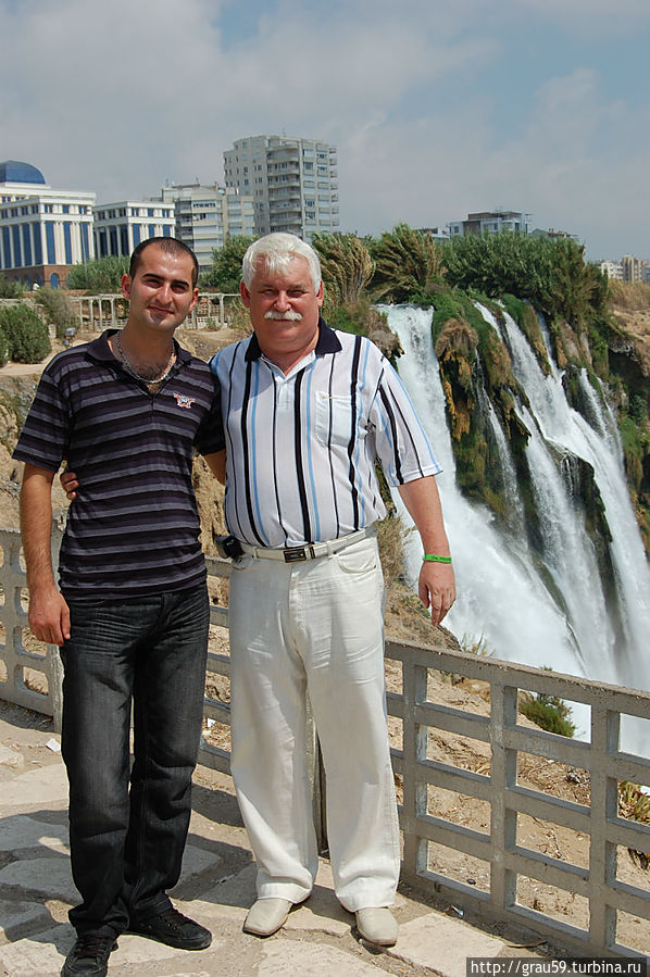 Я с Эдиком на фоне водопада в Анталье Бельдиби, Турция