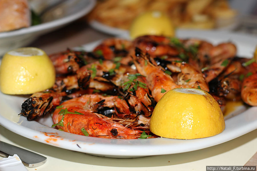 Купили свежих морепродуктов, а в соседнем ресторанчике нам их приготовили. Отличное место, к сожалению не помню названия.