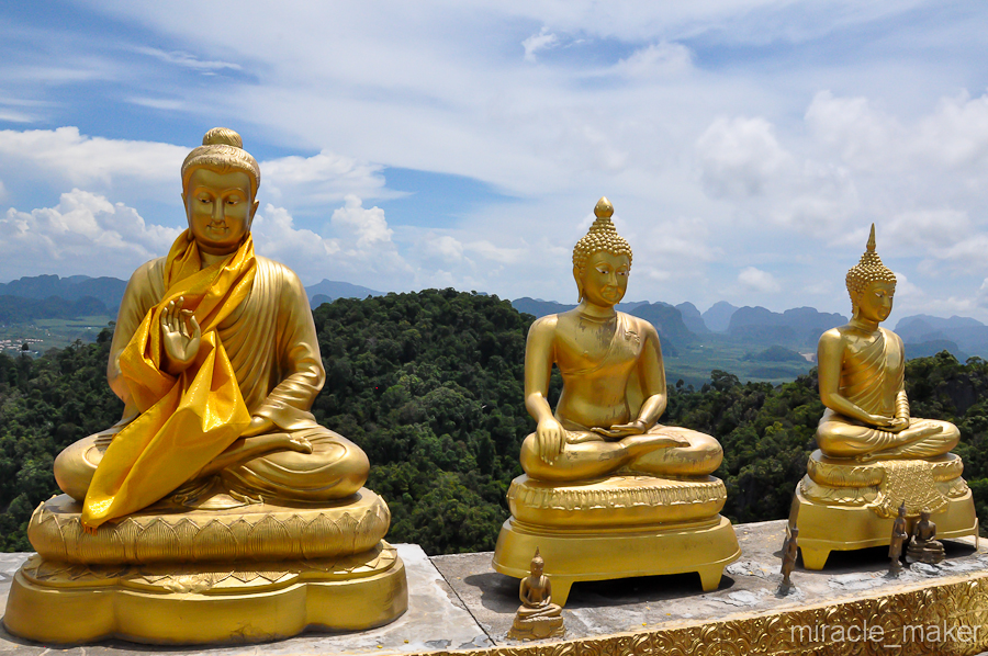 Большая статуя Будды не единственная на вершине. Здесь он представлен во всевозможных вариациях. Краби, Таиланд