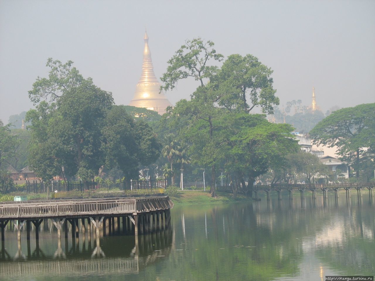 Озеро Kandawgyi Lake в Янгуне Янгон, Мьянма