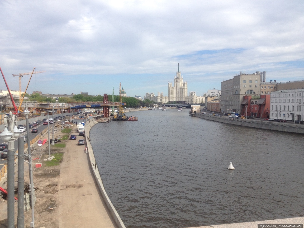 Вид с Б.Москворецкого моста в сторону высотки на Котельнической наб. Москва, Россия