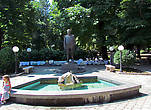 Вход в городской парк. На входе памятник выдающемуся жителю города Йовану Дучичу, крупнейшему сербскому поету и дипломату начала 20 века.
