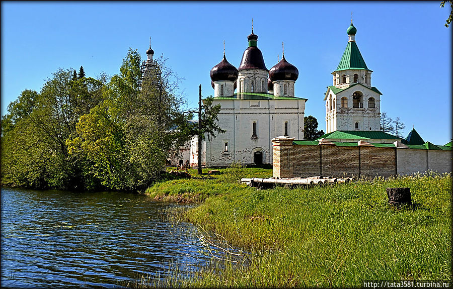 Монастырь расположен в окружении воды Холмогоры, Россия