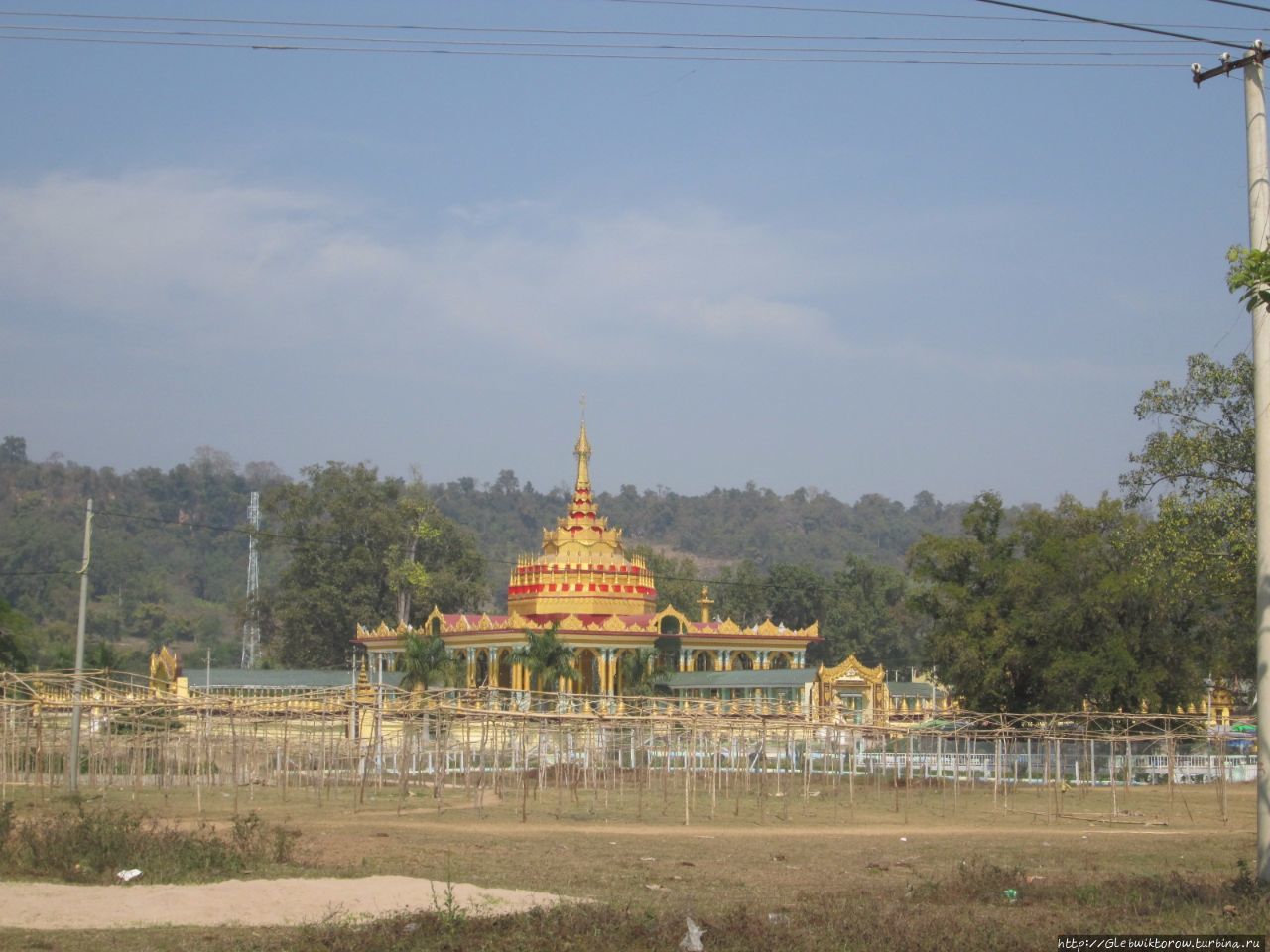 Красивая пагода по пути к горячим источникам Сипо, Мьянма