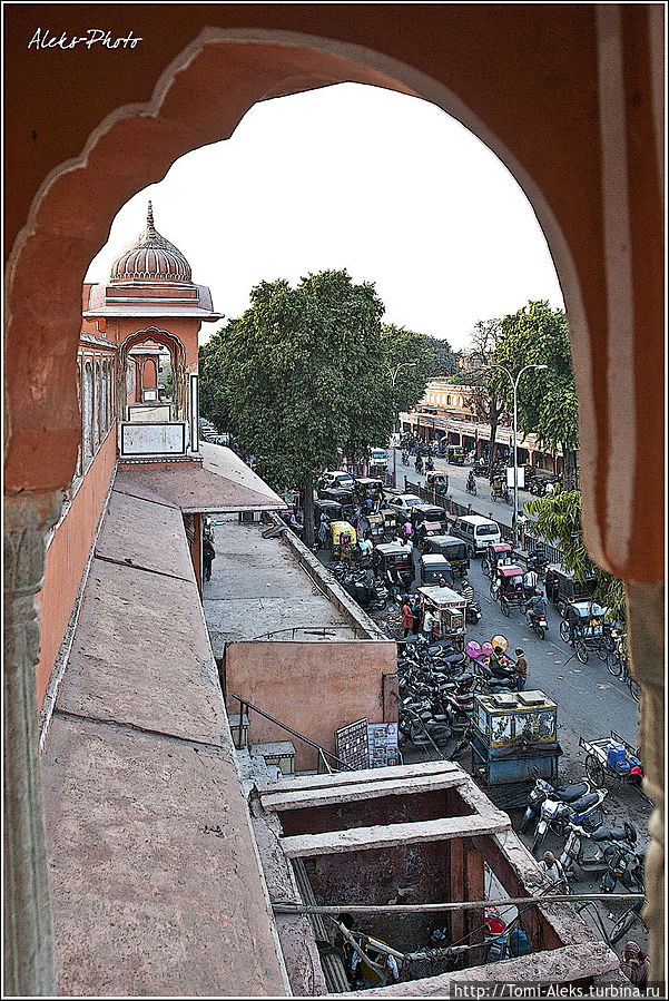 Те же арки, тот же фирменный джайпурский розовый цвет...
*