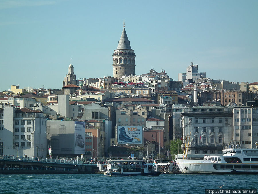 Вид на Галатскую башню с Босфора Стамбул, Турция