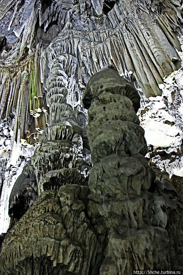 Диковинные сталактиты и причудливые сталагмиты св. Михаила Аппэ Рок Природный Парк, Гибралтар