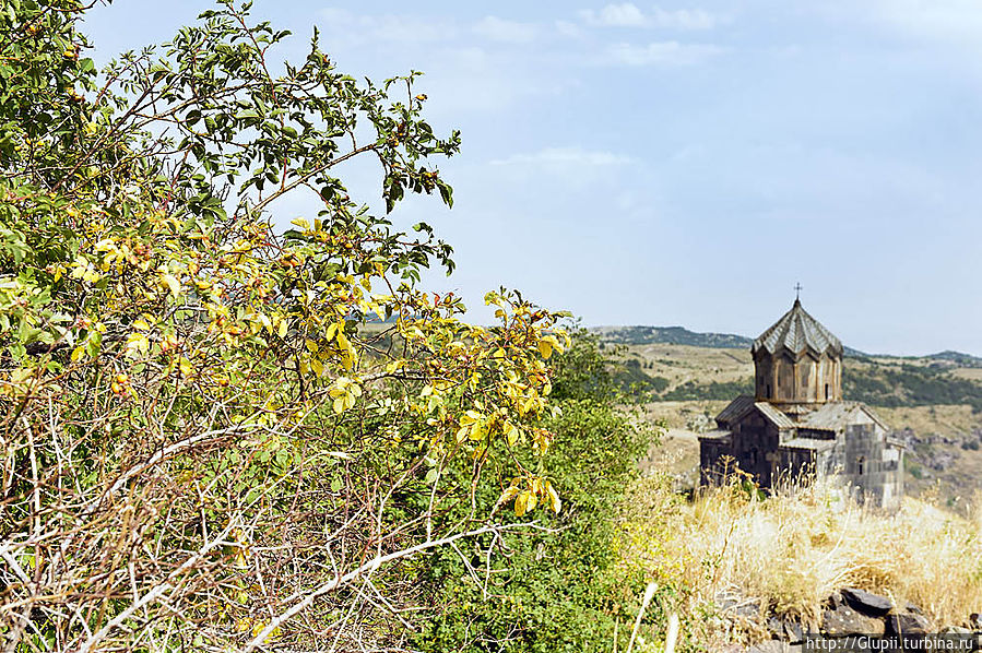 В 1026 году в крепости сооружается одна из лучших по своему благородному изяществу церквей Армении. Зодчий воздвиг церковь на суровом утёсе, так же сурова и её архитектура, которую оживляет лишь обрамление южной двери. Амберд, Армения