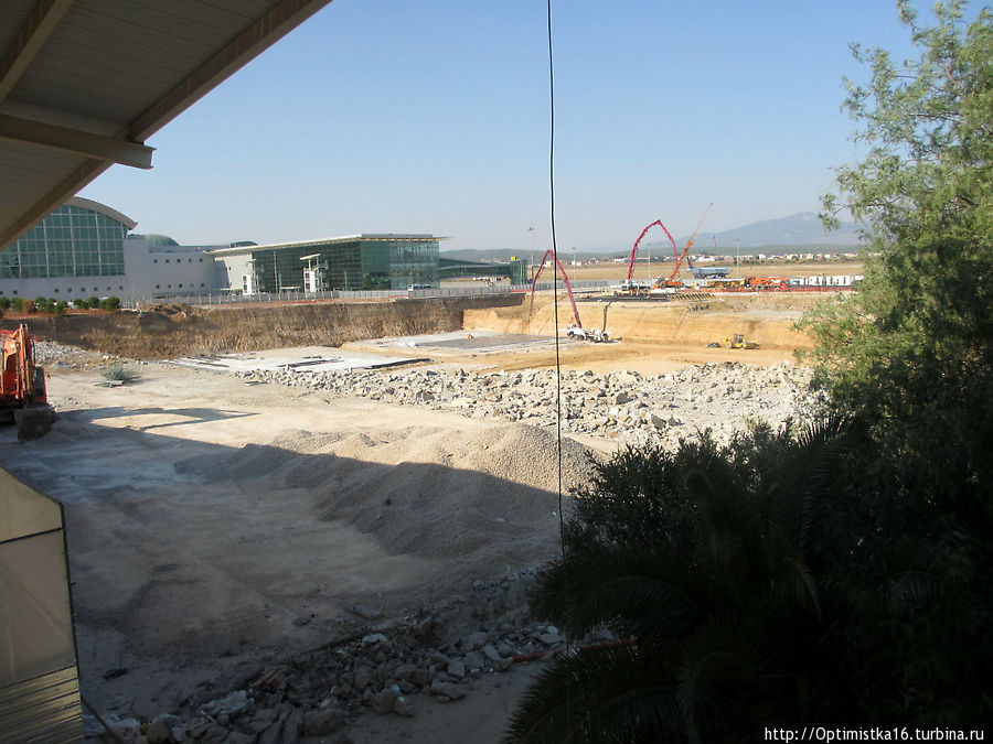 Идёт строительство новых зданий в аэропорту. Измир, Турция